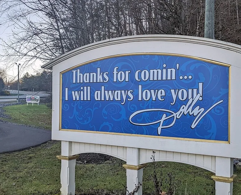 A roadside Dollywood sign that reads Thanks for comin', I will always love you, signed Dolly